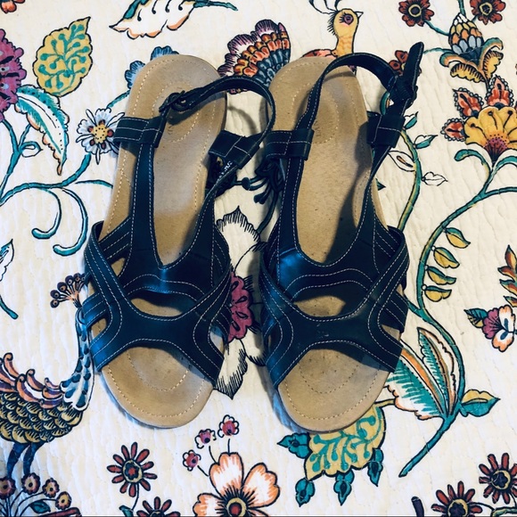 Lands’ End Sandals - Picture 2 of 4